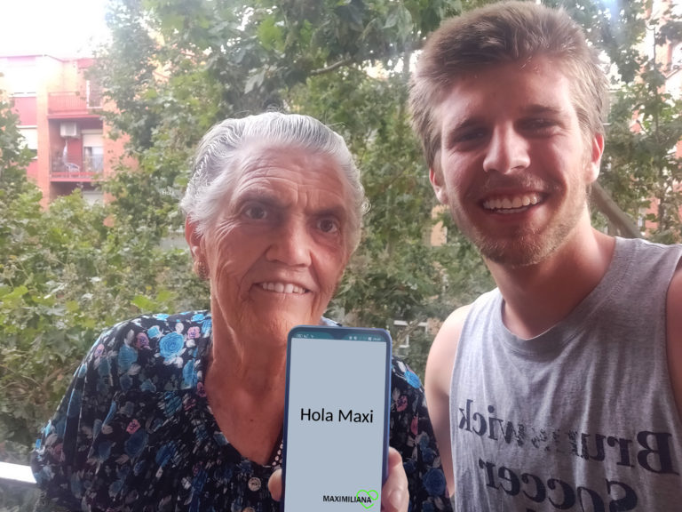 Maximiliana: un dispositivo que te permite videollamar a tu abuela sin que sepa utilizar la tecnología