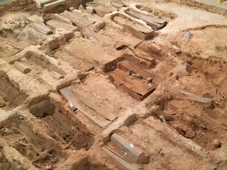 Medio centenar de tumbas han sido descubiertas bajo el suelo de la antigua Iglesia de San Miguel de Teruel