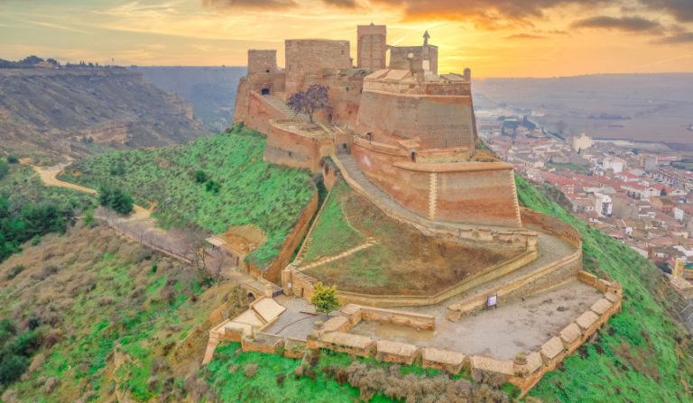 La Aljafería de Zaragoza y la Fortaleza de Monzón entre los diez castillos más bonitos de España según Civitatis