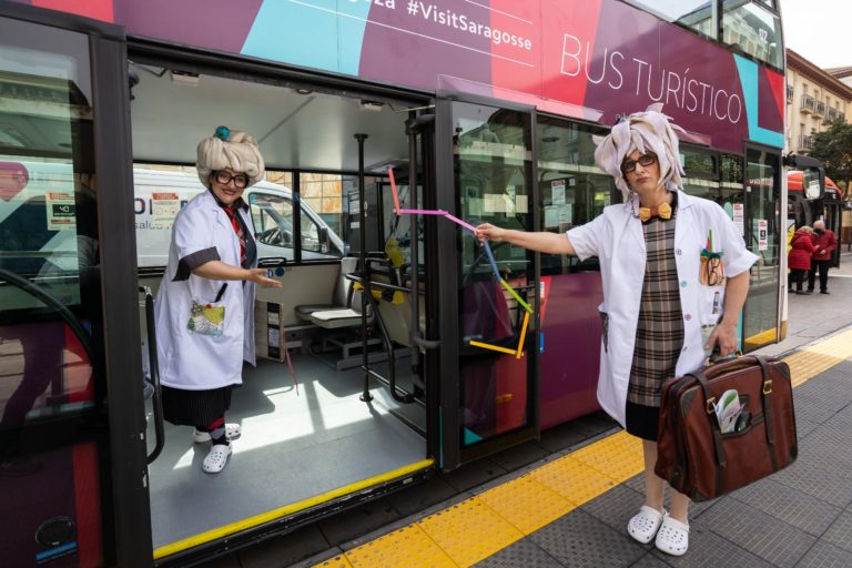La profesora ZZ Jones, una eminencia científica en ‘Zaragozología’, la nueva atracción del megabus de Zaragoza