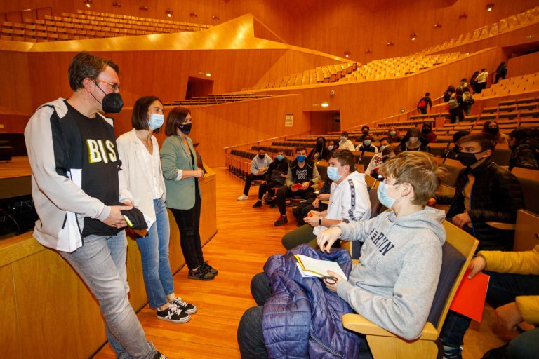 Los autores del I Premio Criticón responden las preguntas de estudiantes de Zaragoza