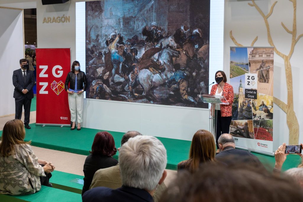 Sra fernández presenta el stand zaragoza Goya en Fitur
