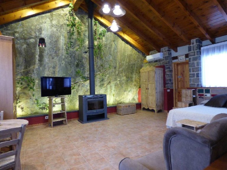 Casa Russell: La espectacular cabaña integrada en la roca y con jacuzzi en Torla