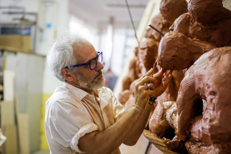Jesús Gazol realiza en la obra escultórica Homenaje a los Héroes de Los Sitios