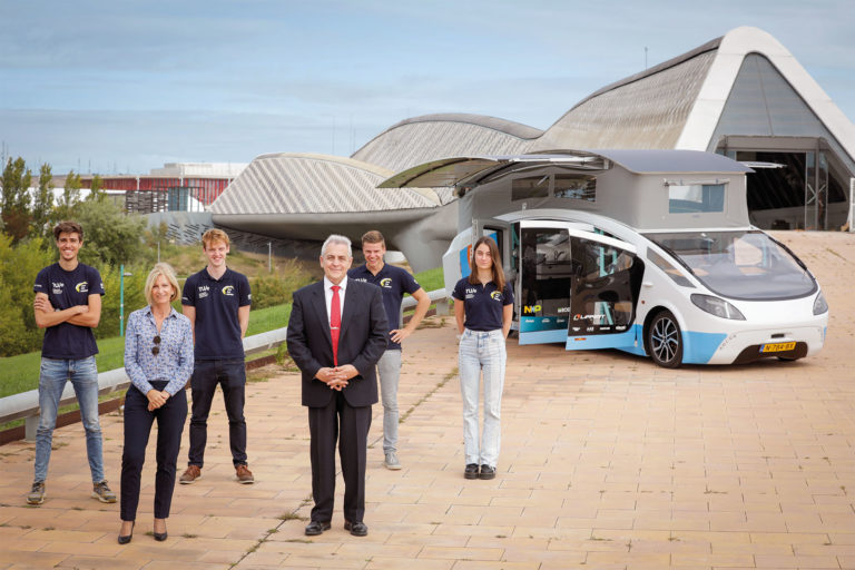 El coche solar Stella Vita visita Mobility City