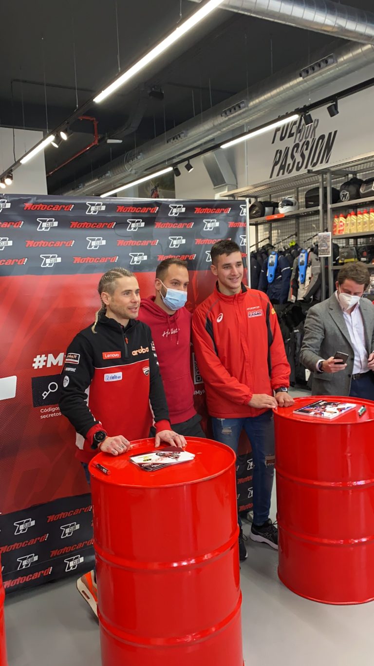 Bautista, Lecuona y Huertas disfrutan del cariño de los fans aragoneses antes del inicio del Campeonato Mundial de Superbikes.