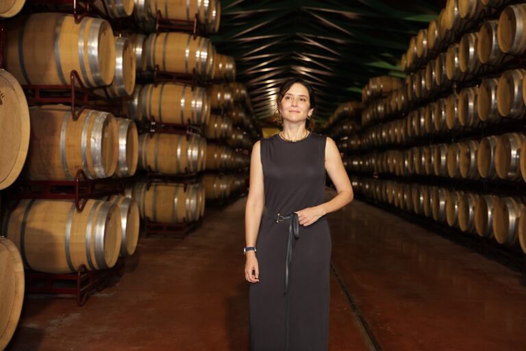 Ayuso elogia el impulso de la D.O. Cariñena y anima a descubrir sus vinos antes de la vendimia