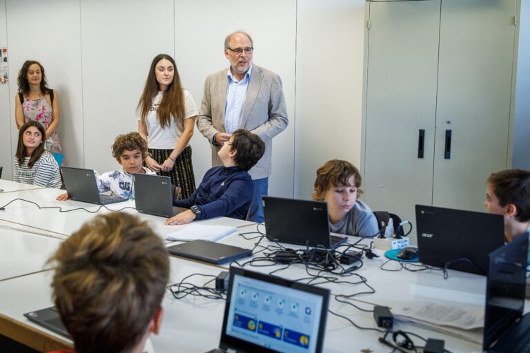 Zaragoza forma a 1.700 menores en competencias digitales 2025