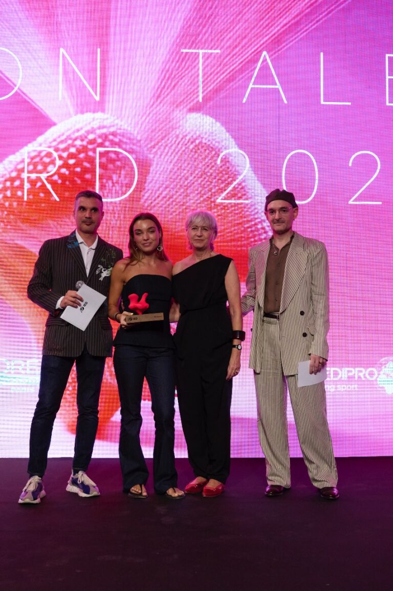 Raquel Aldaz gana el Fashion Talent Award 2025 con “Ruido de Fondo”