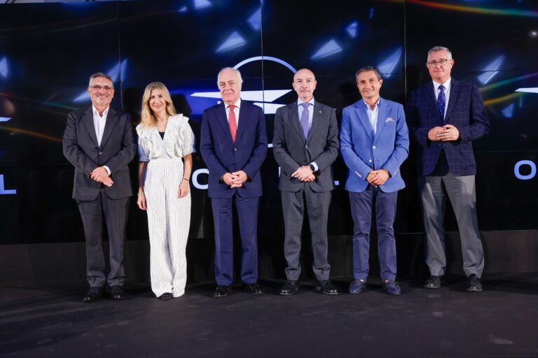 Inauguran en Zaragoza la exposición “Opel love” con 25 coches históricos