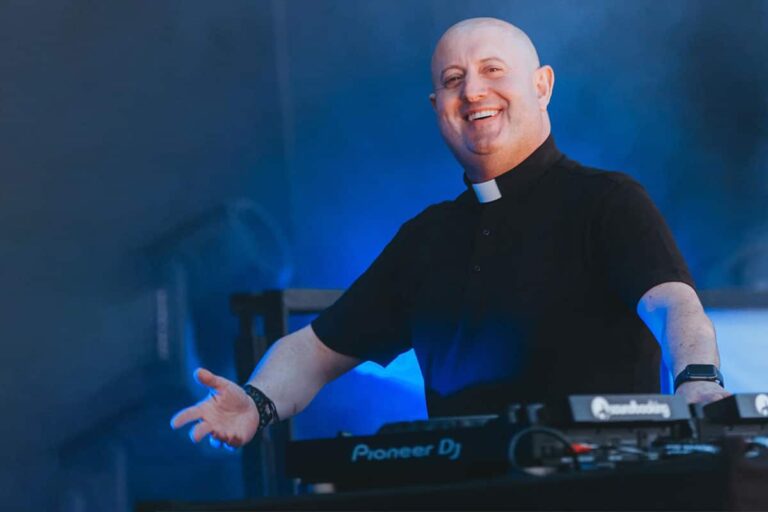 El Padre Guilherme, el sacerdote que predica con música electrónica