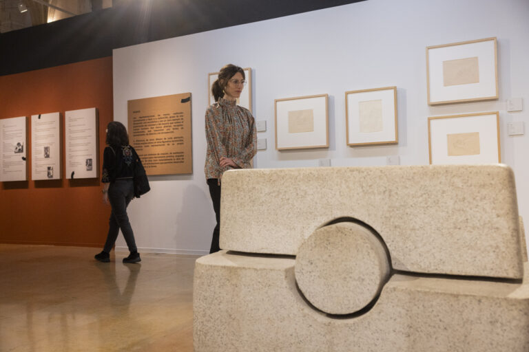 Exitosa exposición de Chillida atrae a 60.000 visitantes en Zaragoza