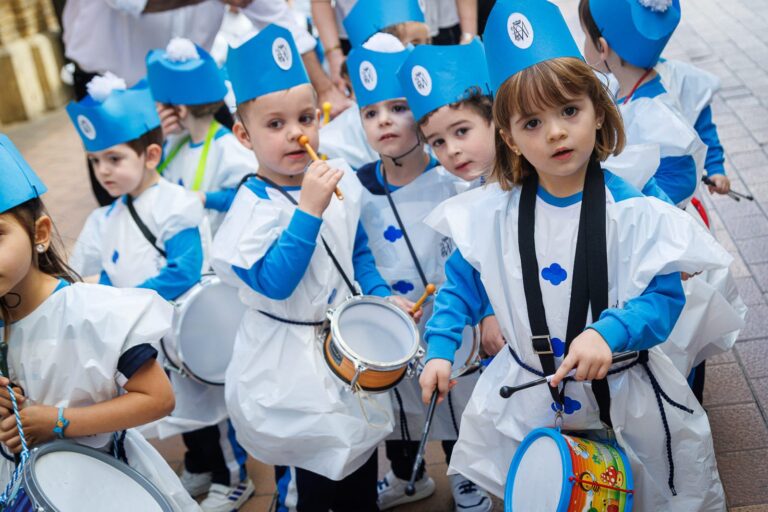 Cofrades de 3 a 6 años y pasos artesanales, así es la Procesión Infantil del Colegio Escolapias Calasanz de Zaragoza
