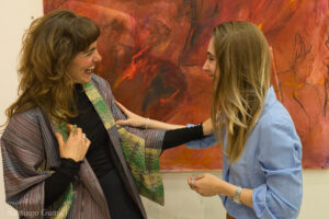 FOTO SANTIAGO GUMIEL.Lucía Ruiz de Temiño y Sara del Pilar, comisarias de la exposición e impulsoras de Arte en marcha.