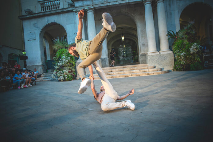 "Danza y Ciudad" transforma las calles de Huesca el 2 de mayo - Imagen relacionada con "Descubre "Danza y Ciudad" en Huesca el 2 de mayo. Disfruta de actuaciones gratuitas de danza contemporánea en espacios urbanos, conectando arte y comunidad."