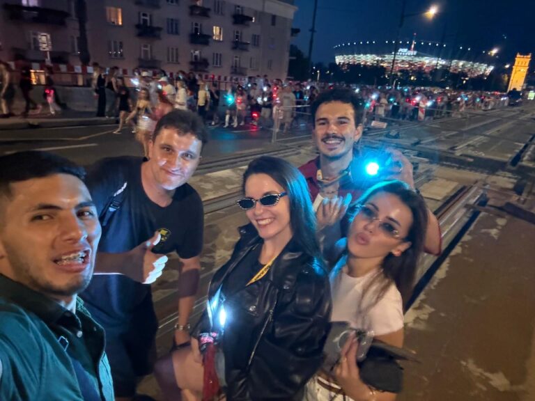 La influencer de moda en Italia, de Farra en Varsovia