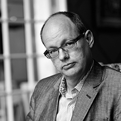 Frank Dikötter (Stein, Limburgo, Países Bajos, 1961) es catedrático de Humanidades en la Universidad de Hong Kong y profesor de Historia Moderna de China en la Escuela de Estudios Orientales y Africanos de la Universidad de Londres. Ha sido pionero en la utilización de fuentes archivísticas y publicado siete libros que han transformado la visión historiográfica de China, entre ellos los tres volúmenes de su aclamada «trilogía del pueblo»: La gran hambruna en la China de Mao (Acantilado, 2017)—Premio Samuel Johnson de ensayo en 2011—, La tragedia de la liberación (Acantilado, 2019) y La Revolución Cultural (Acantilado, 2025). En esta editorial también se ha publicado Dictadores. El culto a la personalidad en el siglo XX (2023).