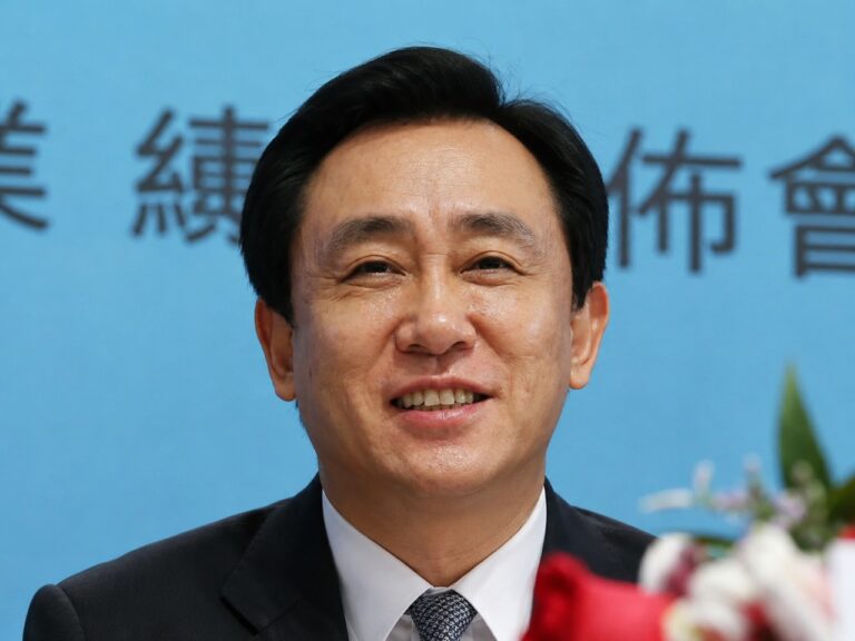 China condena a cadena perpetua al fundador de Evergrande, símbolo de la crisis inmobiliaria del país