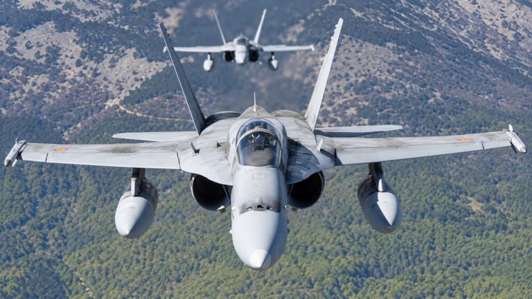 Los F-18 del Ala 15 participan en Estonia en las pruebas del nuevo sistema de frenado de la base de Ämari