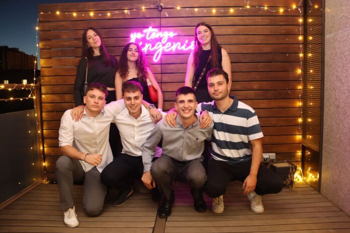 Noche de los Jóvenes Ingenieros reúne a 100 estudiantes en Zaragoza Noche de los Jóvenes Ingenieros reúne a 100 estudiantes en Zaragoza - Imagen relacionada con "La Noche de los Jóvenes Ingenieros en Zaragoza reunirá a más de cien estudiantes y doce empresas, destacando el talento y la innovación en ingeniería."