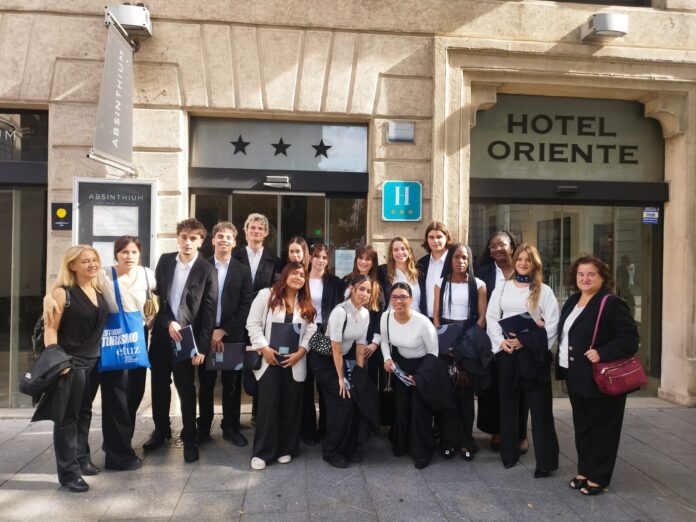 Hospitalidad 2026: cinco hoteles de Zaragoza abren a escolares Hospitalidad 2026: cinco hoteles de Zaragoza abren a escolares - Imagen relacionada con "Explora cómo Hospitalidad 2026 en Zaragoza permite a escolares conocer el funcionamiento de hoteles, promoviendo oportunidades formativas en el sector."