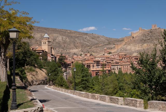 SVA adjudica construcción de 12 viviendas asequibles en Albarracín SVA adjudica construcción de 12 viviendas asequibles en Albarracín - Imagen relacionada con "La SVA asigna la construcción de 12 viviendas asequibles en Albarracín para apoyar el acceso a vivienda digna a trabajadores del sector turístico."
