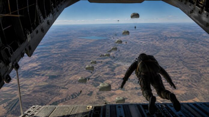 El EADA lanza 59 paracaidistas desde un A400M en Teruel Imagen editorial ilustrativa generada mediante inteligencia artificial sobre El EADA lanza 59 paracaidistas desde un A400M en Teruel