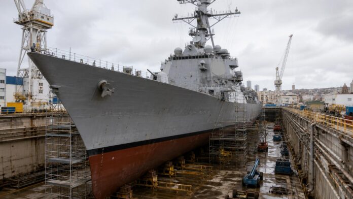 El USS Arleigh Burke entra en dique seco de Navantia en Cádiz Imagen editorial ilustrativa generada mediante inteligencia artificial sobre El USS Arleigh Burke entra en dique seco de Navantia en Cádiz